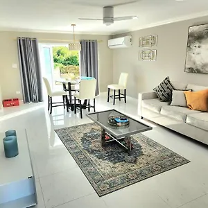  Holiday home Modern Luxury 2-bedroom 2.5-bathroom Townhouse Jamaica